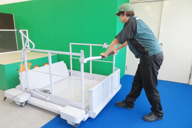 トラックから荷をおろす・積み込む、移動式段差解消用シザーリフト、段差らく~だ