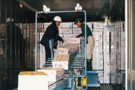 トラックから荷をおろす・積み込む、デバンダ、冷凍食品の荷おろし