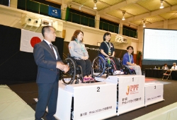 日本初の車いす競技の為の昇降式表彰台