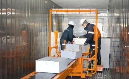 トラックから荷をおろす・積み込む、デバンダ、冷凍食品の荷おろし