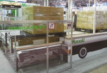 トラックから荷をおろす・積み込む、トラック自動積み込み・荷おろしシステム（パレット用）、テーブルリフトで高さ調整積み込み・荷おろしする