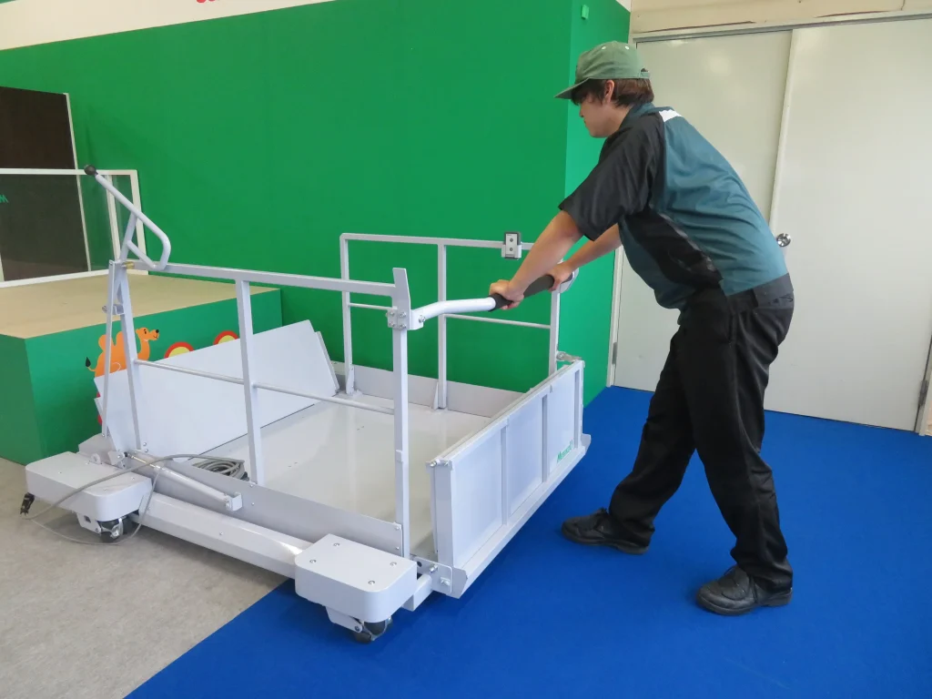 トラックから荷をおろす・積み込む、移動式段差解消用シザーリフト、段差らく～だ