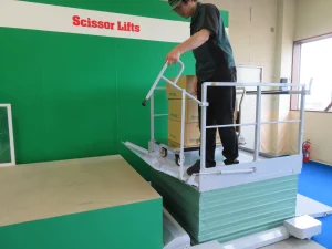 トラックから荷をおろす・積み込む、移動式段差解消用シザーリフト、段差らく～だ、渡り板セット