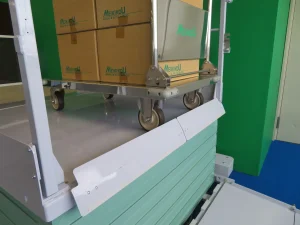 トラックから荷をおろす・積み込む、移動式段差解消用シザーリフト、段差らく～だ、ストッパ