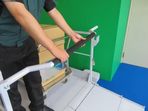 トラックから荷をおろす・積み込む、移動式段差解消用シザーリフト、段差らく～だ、遮断棒
