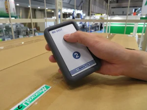 トラックから荷をおろす・積み込む、移動式段差解消用シザーリフト、段差らく～だ、上下スイッチ