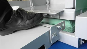 トラックから荷をおろす・積み込む、移動式段差解消用シザーリフト、段差らく～だ、足はさまれ防止