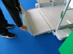 ラックから荷をおろす・積み込む、移動式段差解消用シザーリフト、段差らく～だ、スロープセット
