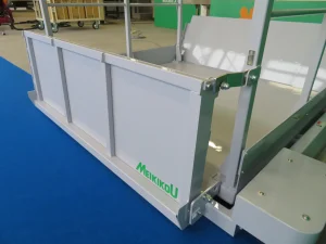 トラックから荷をおろす・積み込む、移動式段差解消用シザーリフト、段差らく～だ、スロープ格納