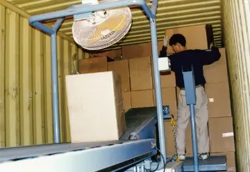 トラックから荷をおろす・積み込む、デバンダ、ケースの荷おろし 輸入雑貨（40フィートコンテナ